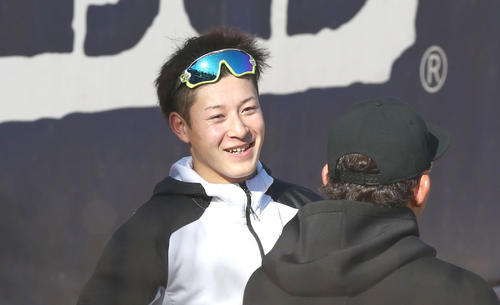 練習中、笑顔を見せる日本ハム吉田輝星（撮影・黒川智章）