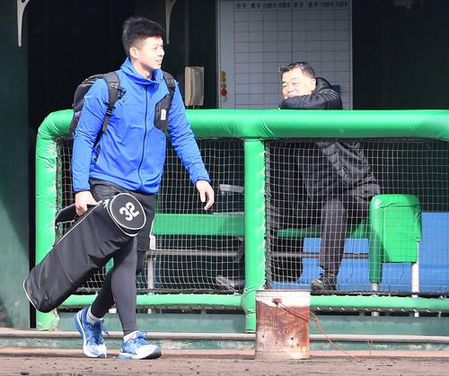 引き揚げる井上（左）を見つめる川藤阪神OB会長（撮影・上田博志）