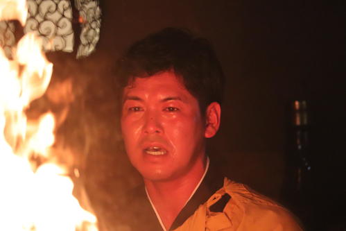 護摩行で経を唱える広島小窪哲也内野手（撮影・前原淳）