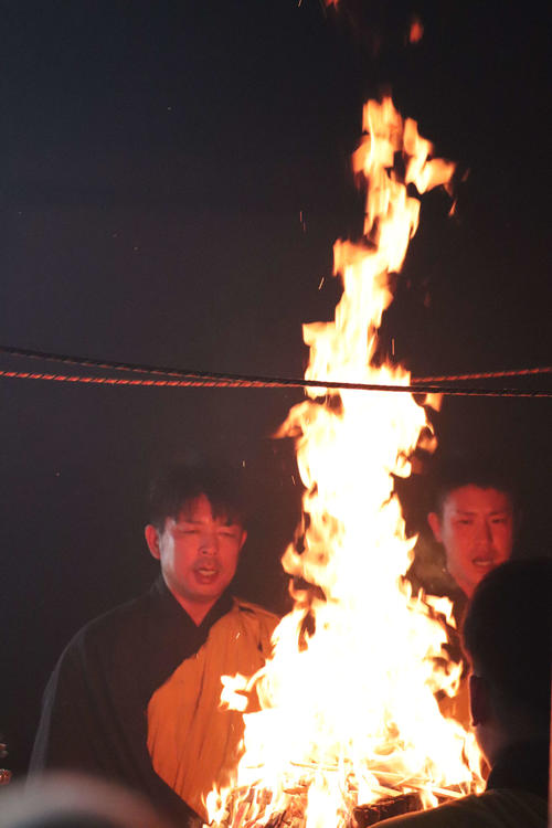 護摩行で経を唱える広島石原慶幸捕手と堂林翔太内野手（写真左から）（撮影・前原淳）