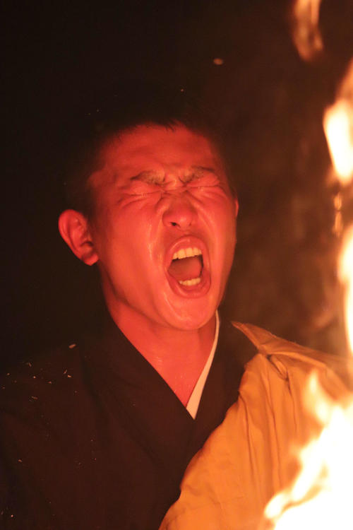 護摩行で経を唱える広島堂林翔太内野手（撮影・前原淳）