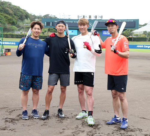 自主トレを公開した阪神糸井（左から3人目）は、左からオリックス吉田正、日本ハム西川、ひとり置いて中日藤井と記念撮影（撮影・加藤哉）
