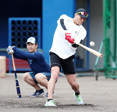 自主トレを公開し、ロングティーを行う糸井。左はオリックス吉田正（撮影・加藤哉）