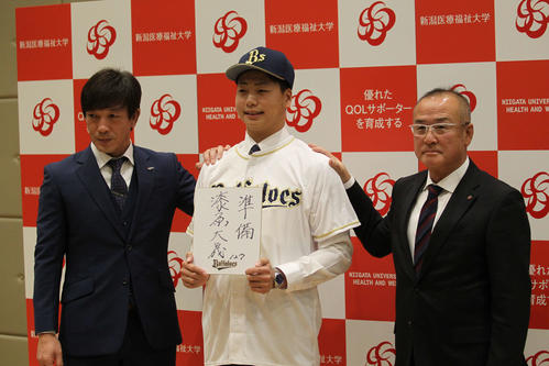 育成1位の漆原大晟投手（中央）（2018年11月30日撮影）
