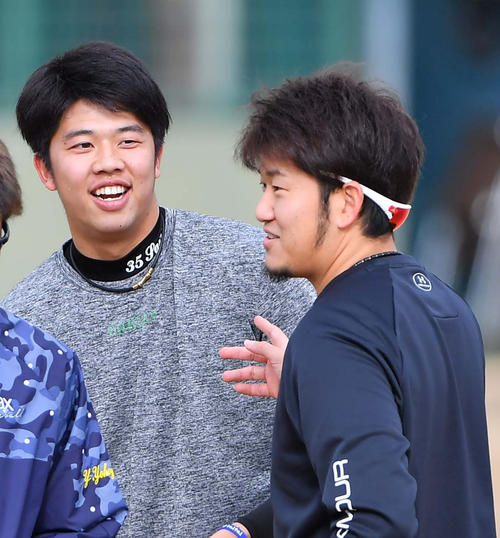才木浩人（左）と談笑する岩貞祐太（撮影・上田博志）