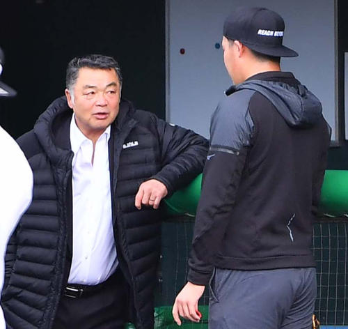 大山悠輔（右）に声を掛ける川藤幸三阪神OB会長（撮影・上田博志）