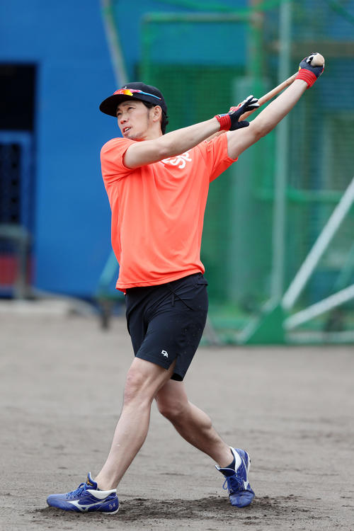 自主トレを公開しロングティー打撃を行う中日藤井（撮影・加藤哉）