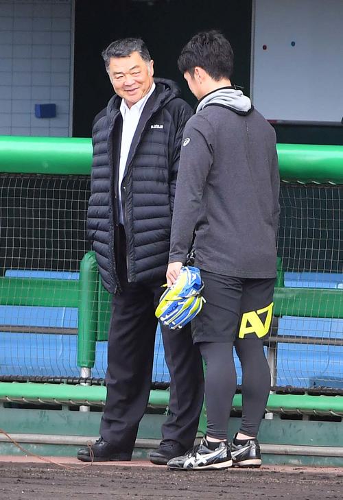 近本光司（右）に声を掛ける川藤幸三阪神OB会長（撮影・上田博志）