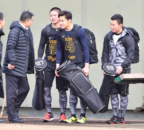川藤幸三阪神OB会長（左）にあいさつする右から藤田健斗、遠藤成、小野寺暖（撮影・上田博志）