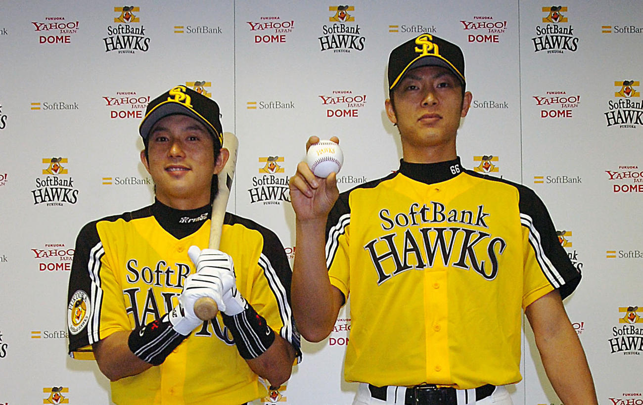 06年鷹の祭典で着用されたユニホームを披露する斉藤和巳（右）と川崎宗則