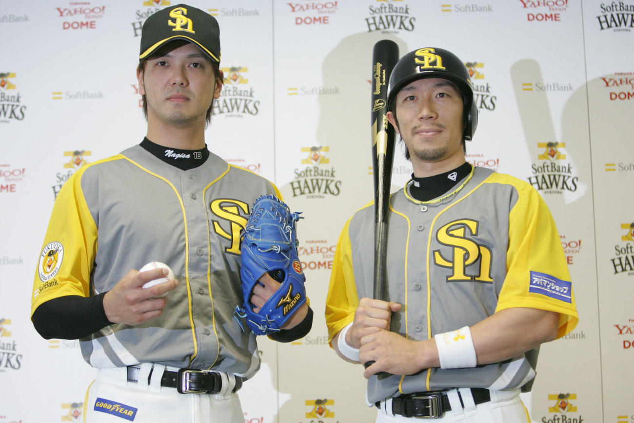 06年鷹の祭典で着用されたユニホームを披露する新垣渚（左）と多村仁