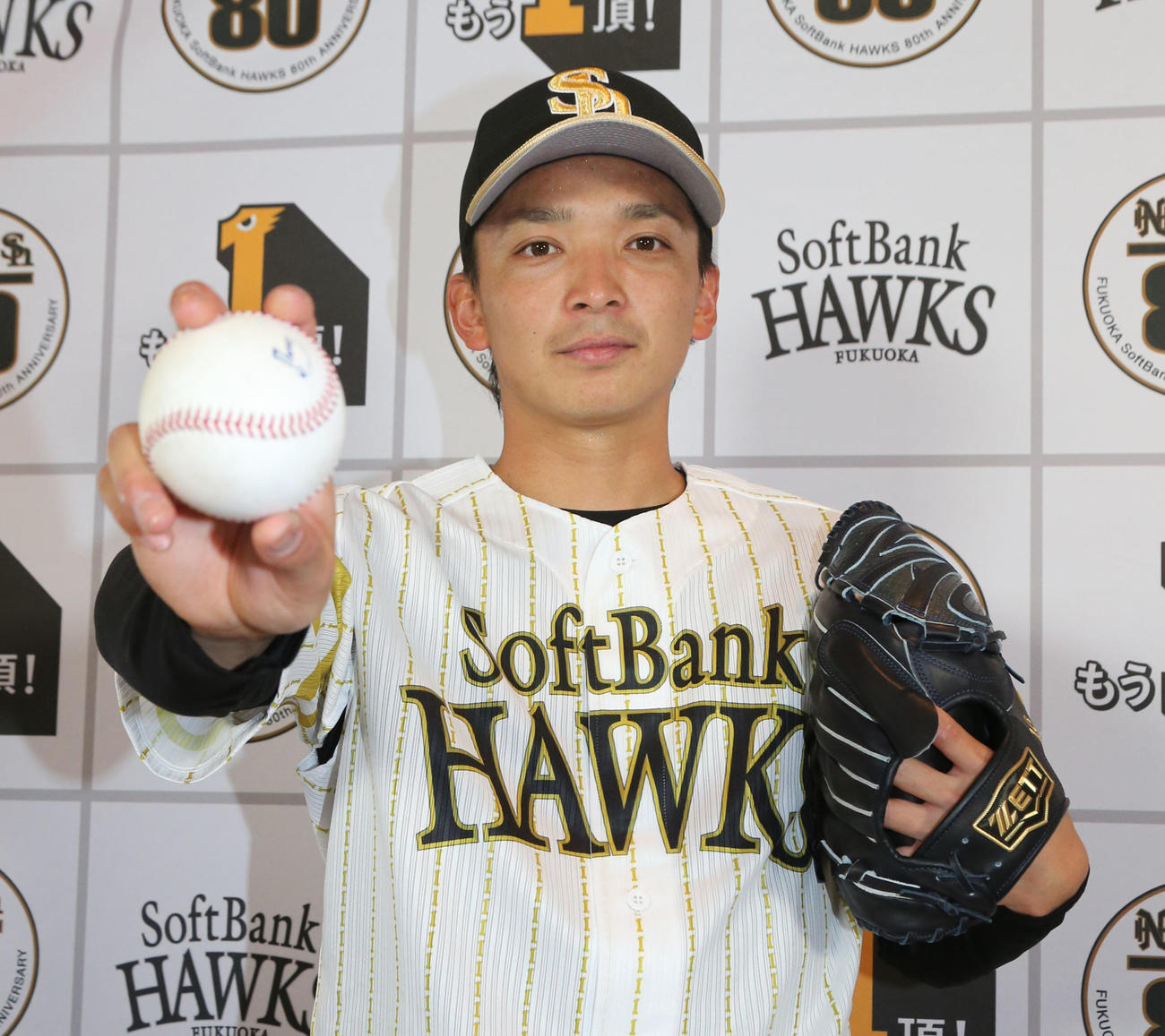 「鷹の祭典2018」で着用するユニホームをお披露目する東浜