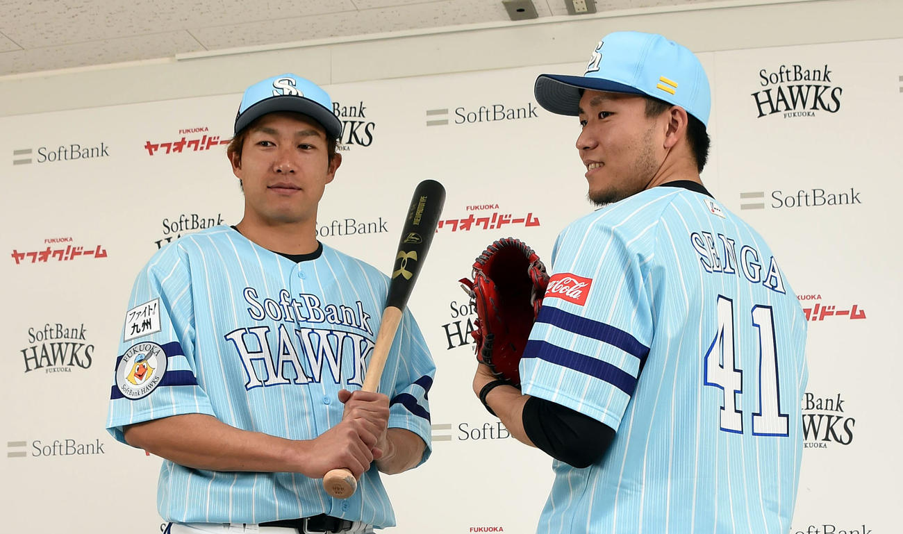鷹の祭典2019ユニホームを披露する柳田（左）と千賀