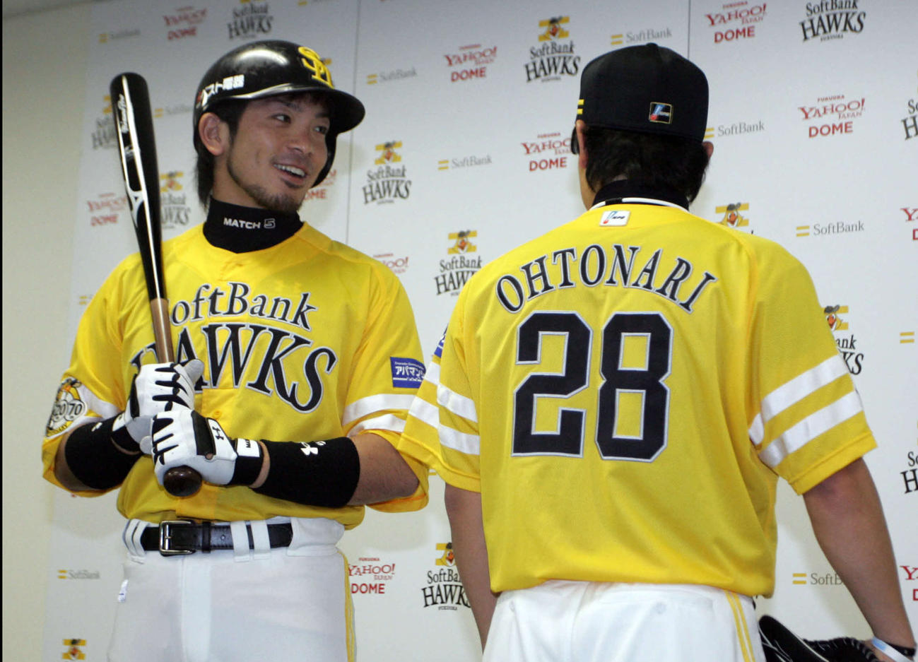 07年鷹の祭典で着用されたユニホームを披露する松田宣浩（左）と大隣憲司