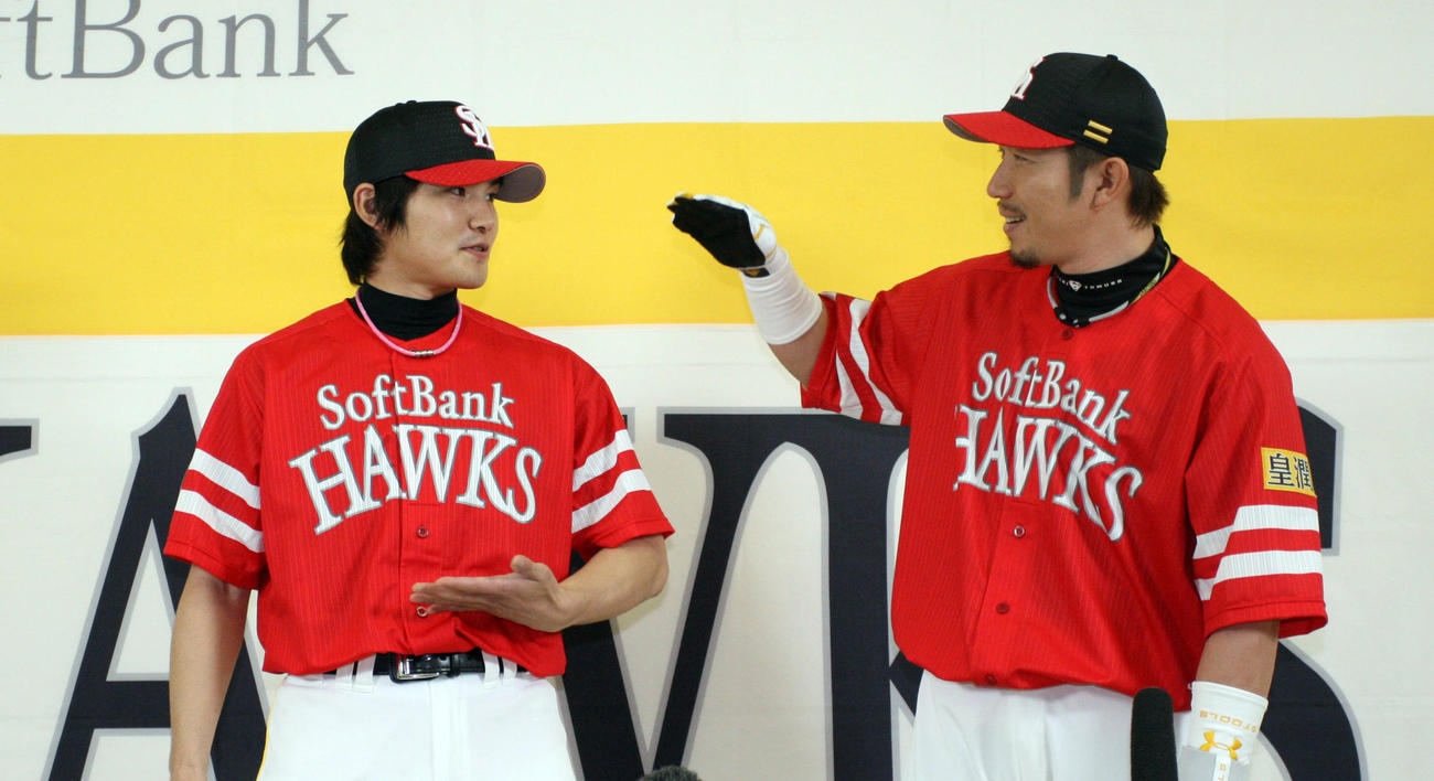 10年鷹の祭典で着用されたユニホームを披露する杉内俊哉（左）と多村仁