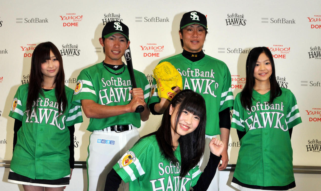 12年鷹の祭典で着用されたユニホームを披露したる本多（左から2人目）と帆足。左端はHKT48の仲西彩佳。右端は穴井千尋、手前は中西智代梨