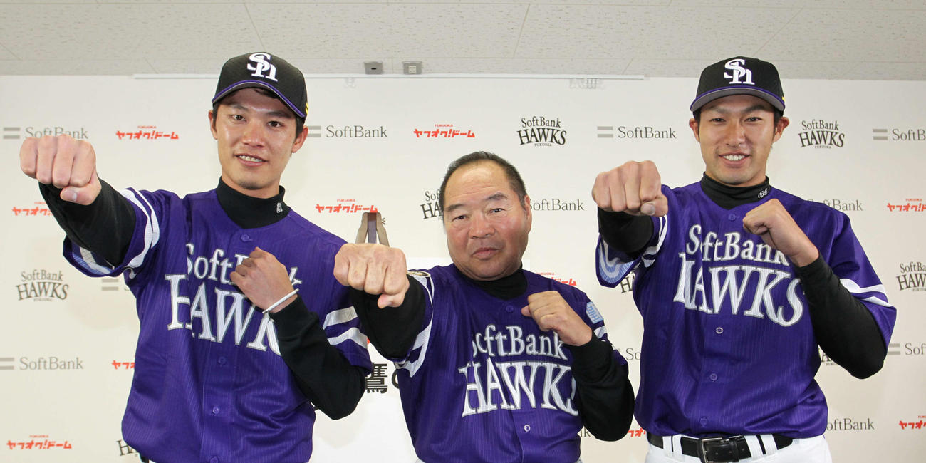 13年鷹の祭典で着用される紫のユニホームを着てポーズを取る、左から岩崎、ガッツ石松、柳田