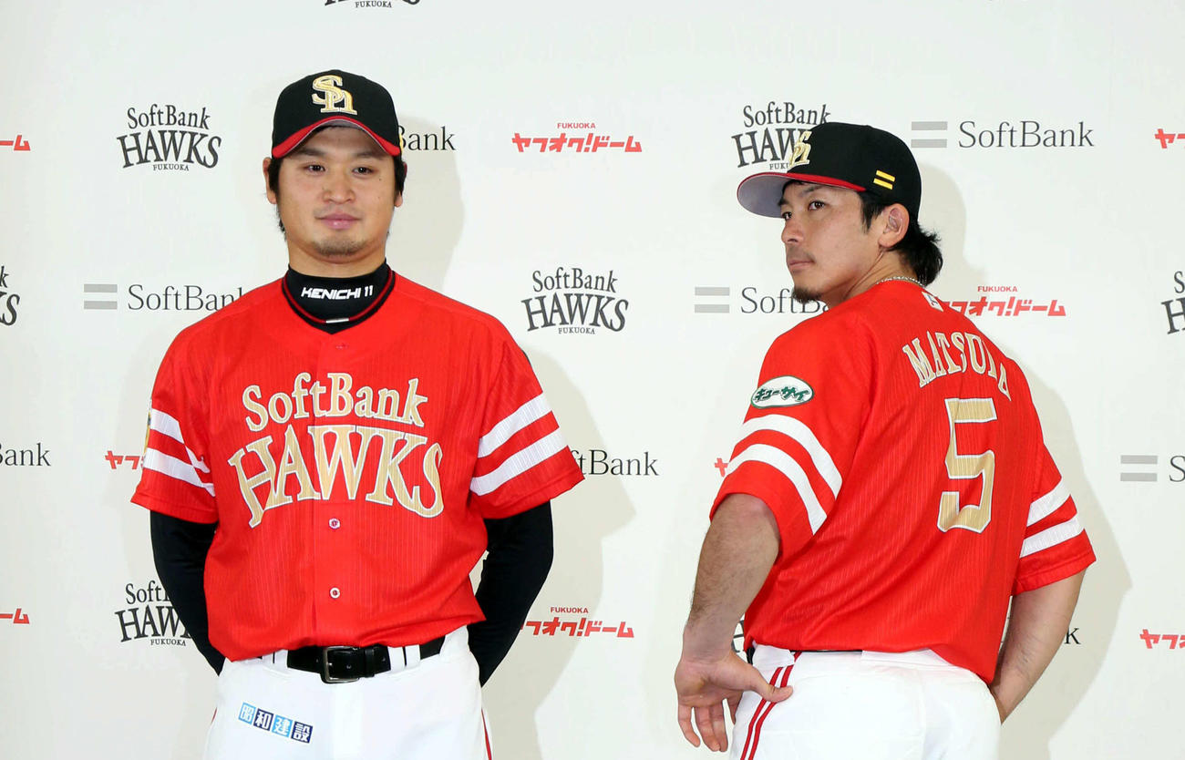 14年鷹の祭典のユニホームを披露する中田（左）と松田