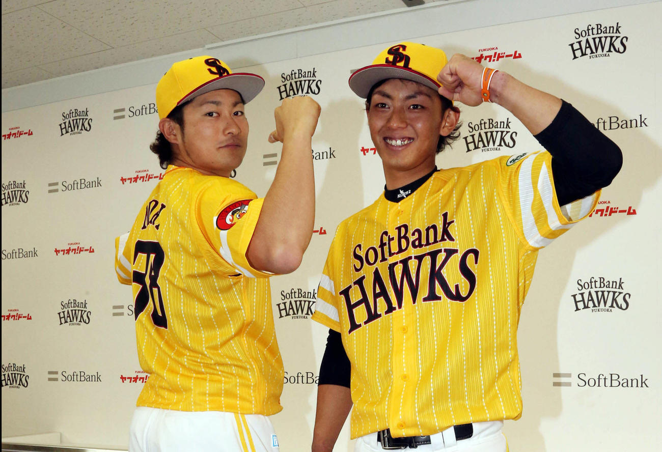 15年鷹の祭典で着用するユニホームを披露する森唯斗（左）と今宮健太