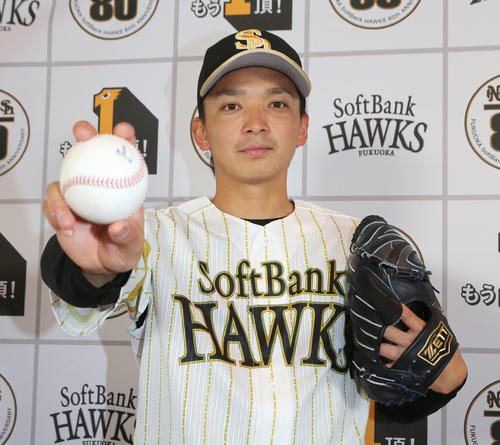 「鷹の祭典2018」で着用するユニホームをお披露目する東浜