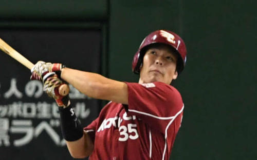 16年8月、日本ハム戦で本塁打を放つ島内