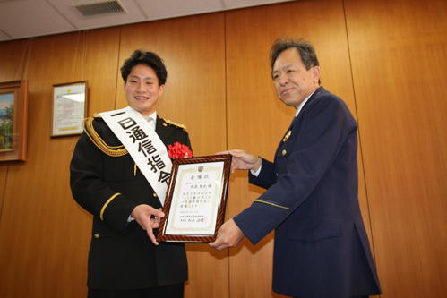 兵庫県警一日通信指令官を務めた阪神木浪（左）