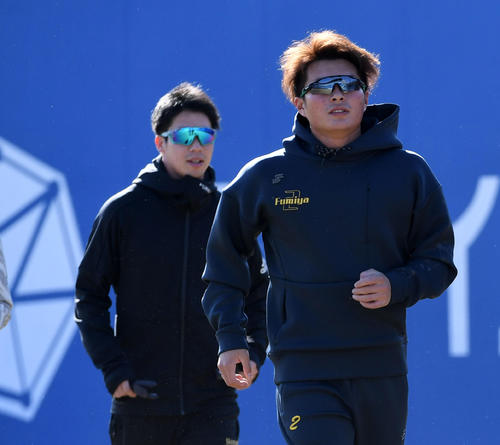 山田哲（左）らヤクルトの選手と合同自主トレを行う阪神北條（撮影・前岡正明）