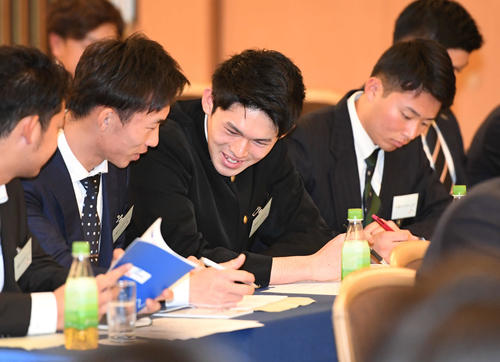 NPB新人研修の休憩中に談笑するロッテ佐々木朗（中央）（撮影・山崎安昭）