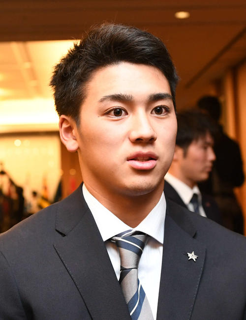 NPB新人研修を終えて感想を話すDeNA森（撮影・山崎安昭）