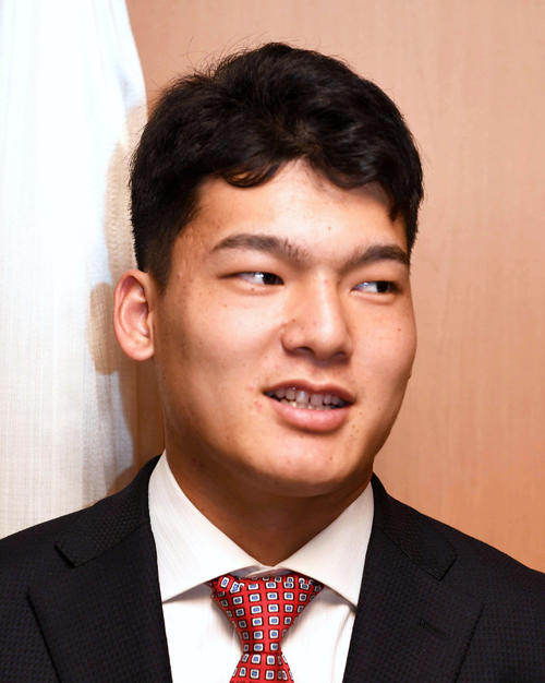 NPB新人研修を終えて記者の質問に答える中日石川昂（撮影・山崎安昭）