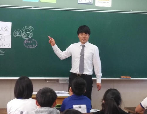「夢先生」を務めた西武松本航投手は5年生の児童31人の前で、用意したボードを黒板に貼りながら自身がたどったプロへの道程を説明する（撮影・井上真）
