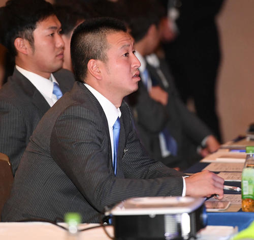 NPB新人研修で講義に耳を傾ける西武宮川哲
