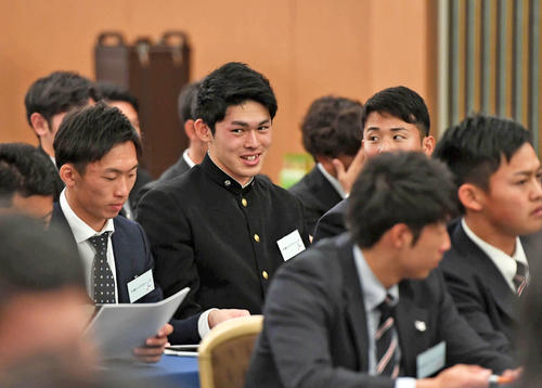 NPB新人研修に笑顔で臨むロッテ佐々木朗希（中央）ら（撮影・山崎安昭）