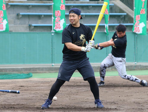 笑顔でティー打撃する日本ハム近藤（撮影・田中彩友美）