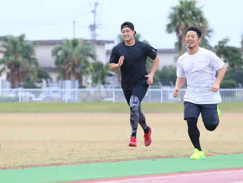 ダッシュする日本ハム浅間（左）と近藤（撮影・田中彩友美）
