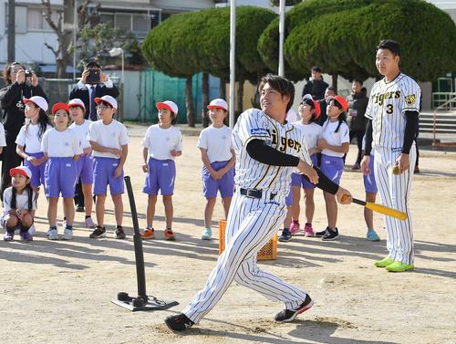 児童に打撃を披露する梅野。右は大山（撮影・上田博志）