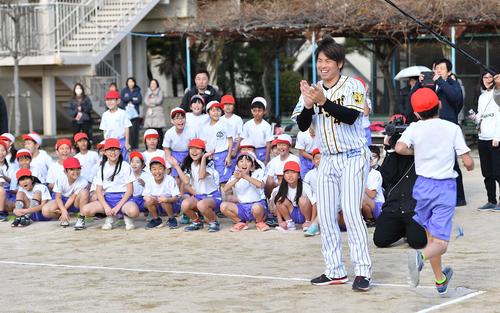 児童とミニゲームを楽しむ梅野隆太郎（撮影・上田博志）