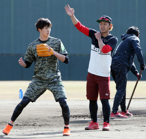 周東（左）にアドバイスする今宮（撮影・栗木一考）