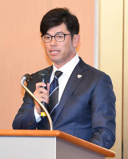 NPB新人研修で講義する建山氏（撮影・山崎安昭）