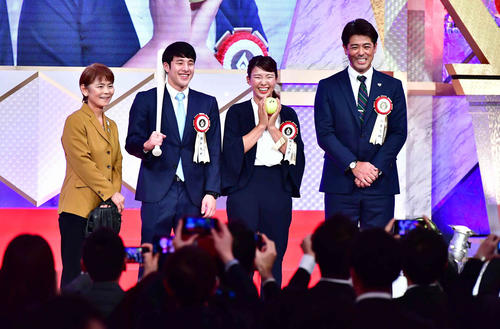 記念撮影に臨む侍ジャパン稲葉監督（右端）（撮影・小沢裕）
