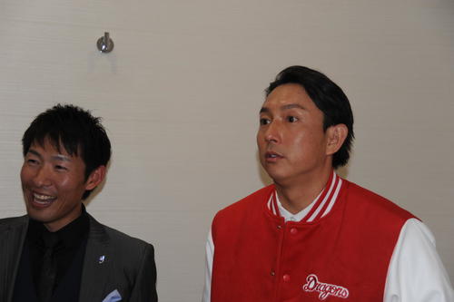 ソフトバンク本多雄一内野守備走塁コーチ（左）と元ソフトバンクの川崎宗則氏が福岡市内でのトークショーを前に笑みを浮かべる（撮影・浦田由紀夫）