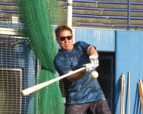 ロングティーで特大の打球を放つ西武山川（撮影・栗田成芳）