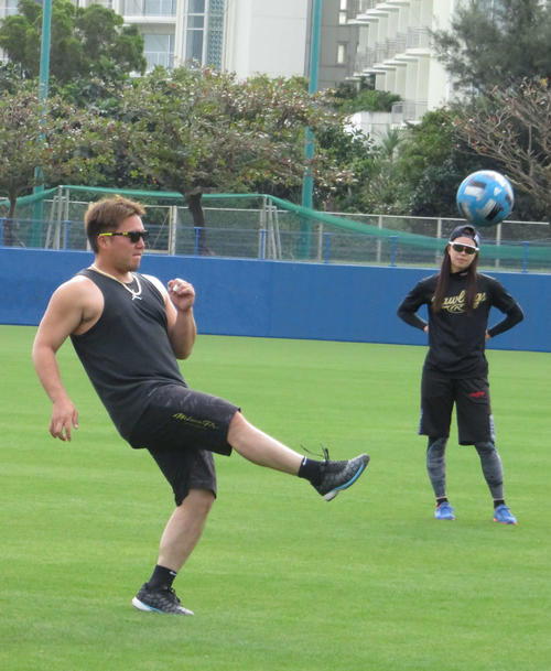 サッカーボールでリフティングをする西武山川（撮影・栗田成芳）
