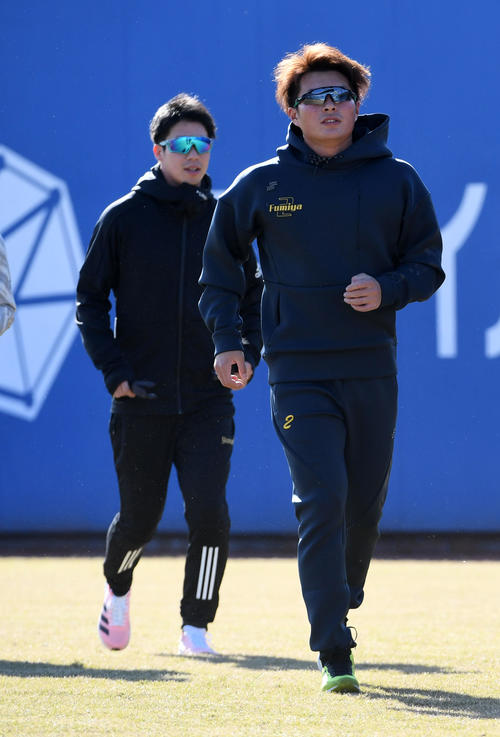 山田哲（左）らヤクルトの選手と合同自主トレを行う阪神北條（撮影・前岡正明）