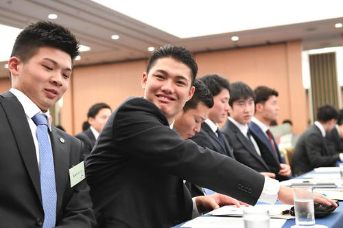 NPB新人研修に笑顔で臨む阪神西純（中央）（撮影・山崎安昭）