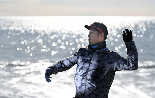 自主トレを公開し、きらめく海を背に投球フォームを確認する巨人今村（撮影・加藤諒）