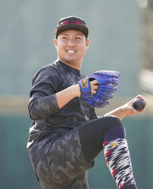自主トレでキャッチボールをする巨人今村（撮影・加藤諒）