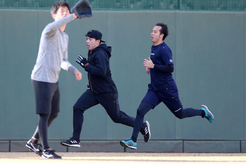 外野で走り込む馬場（左）と青柳。手前は高橋遥（撮影・上山淳一）