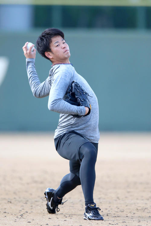 キャッチボールで汗を流す高橋遥（撮影・上山淳一）