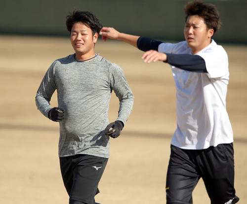 鳴尾浜球場で自主トレする高橋遥（左）と横山（撮影・上山淳一）